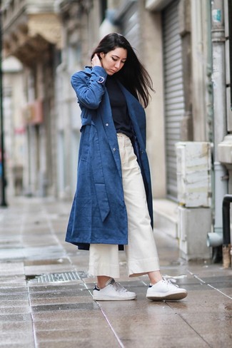 Какие низкие кеды носить с черной водолазкой женщине