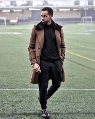 Какие низкие кеды носить с черной водолазкой мужчине