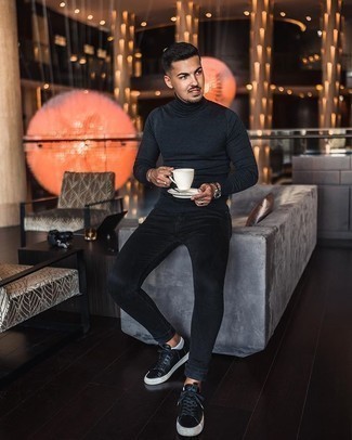 Какие низкие кеды носить с черной водолазкой мужчине
