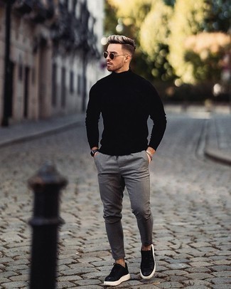 Какие низкие кеды носить с черной водолазкой мужчине