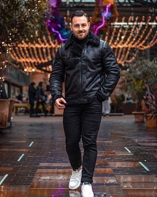 Какие низкие кеды носить с черной водолазкой мужчине