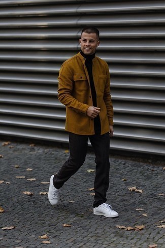 Какие низкие кеды носить с черной водолазкой мужчине