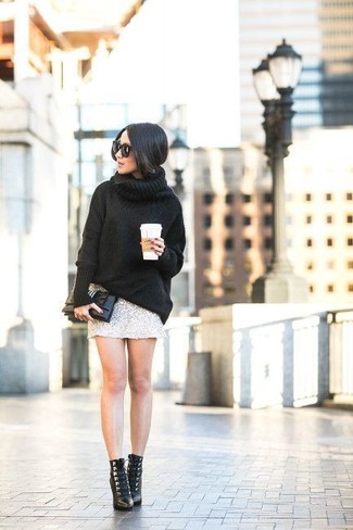 Какие мини-юбки носить с черной водолазкой