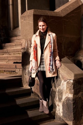 Какие мини-юбки носить с черной водолазкой