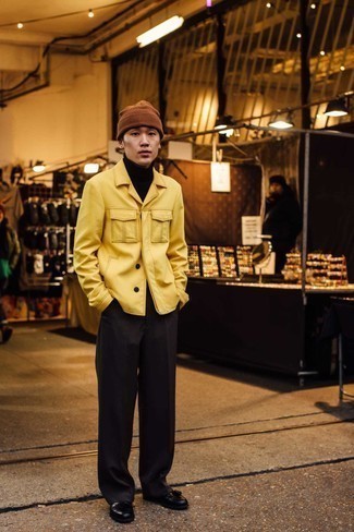 Как носить черную водолазку с горчичной курткой-рубашкой мужчине