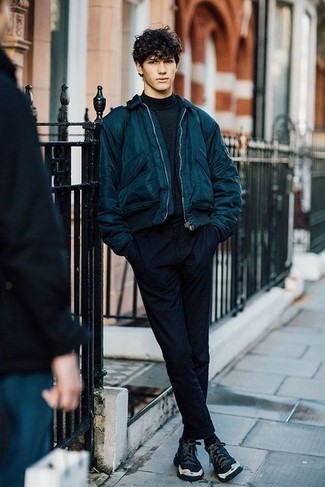Как носить черную водолазку с темно-синими кроссовками мужчине