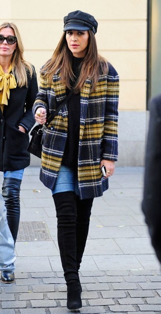 Как носить черную водолазку с темно-синим пальто женщине