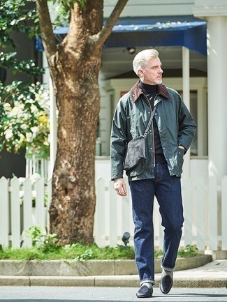 Как носить черную водолазку с темно-синими джинсами мужчине