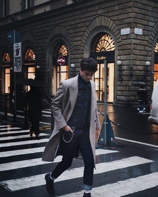 Как носить черную водолазку с темно-синими джинсами мужчине