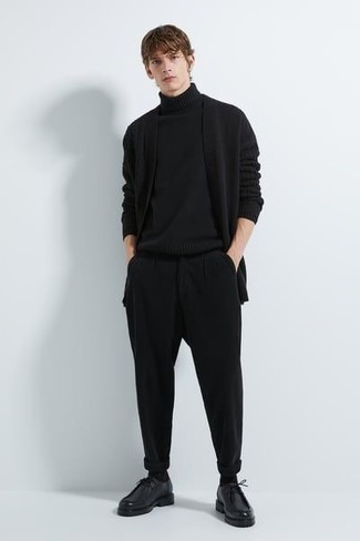 Какие открытые кардиганы носить с черной водолазкой мужчине