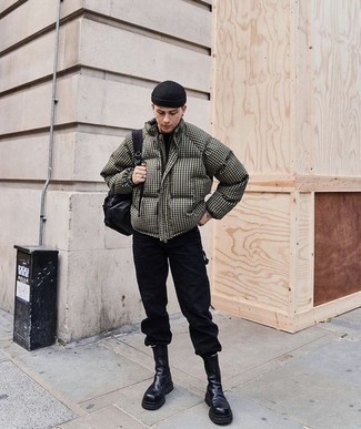 Какие куртки-пуховики носить с черной водолазкой мужчине