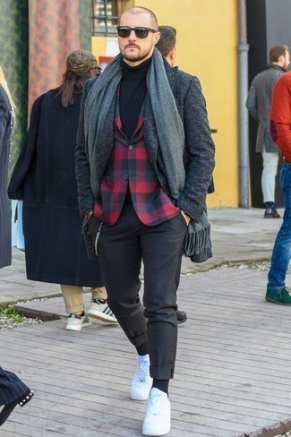 Как носить черную водолазку с красным пиджаком мужчине