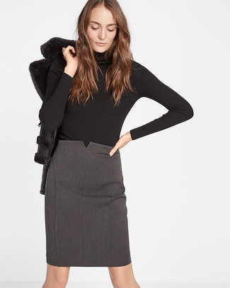 Какие короткие дубленки носить с черной водолазкой женщине