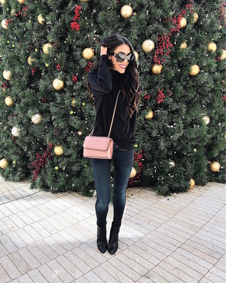 Какие джинсы скинни носить с черной водолазкой