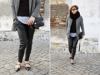 Какие узкие брюки носить с черной водолазкой