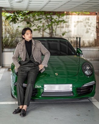 Какие костюмы носить с черной водолазкой