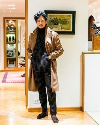 Какие костюмы носить с черной водолазкой