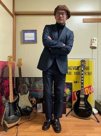 Какие костюмы носить с черной водолазкой