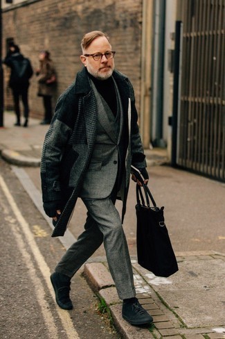 Какие костюмы носить с черной водолазкой