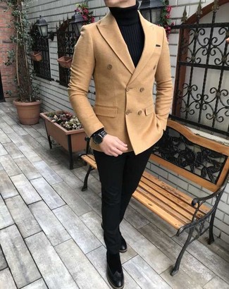 Как носить черную водолазку с светло-коричневым двубортным пиджаком мужчине