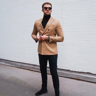 Как носить черную водолазку с светло-коричневым двубортным пиджаком мужчине