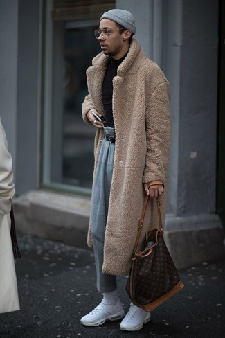 Как носить черную водолазку с светло-коричневой шубой мужчине