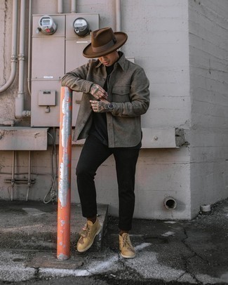 Как носить черную водолазку с светло-коричневыми кожаными ботинками дезертами