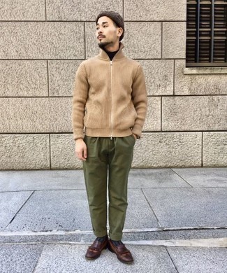 Как носить черную водолазку с светло-коричневым свитером на молнии мужчине