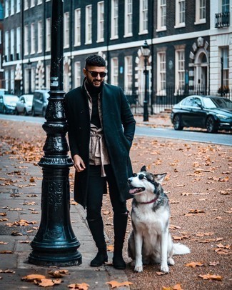 Как носить черную водолазку с темно-бирюзовым длинным пальто