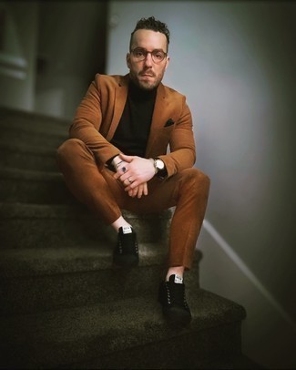 Как носить черную водолазку с табачным костюмом