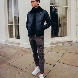 Как носить черную водолазку с белыми кроссовками мужчине