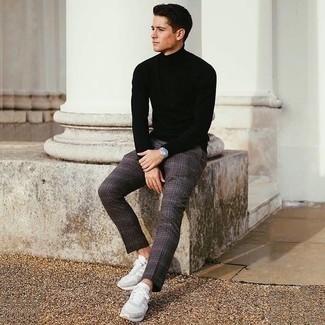 Как носить черную водолазку с белыми кроссовками мужчине