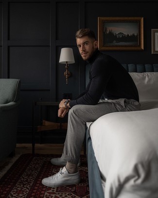 Как носить черную водолазку с белыми кожаными низкими кедами мужчине