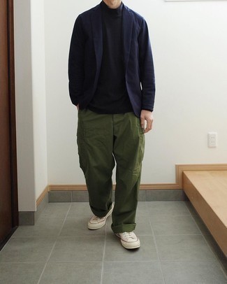 Как носить черную водолазку с белыми низкими кедами мужчине