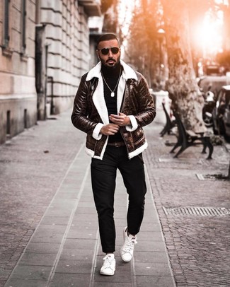 Как носить черную водолазку с белыми низкими кедами мужчине