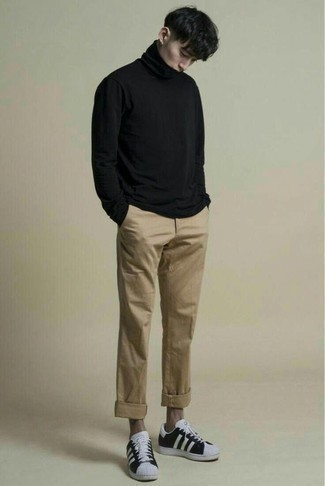 Как носить черную водолазку с белыми низкими кедами мужчине