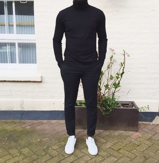 Как носить черную водолазку с белыми низкими кедами мужчине