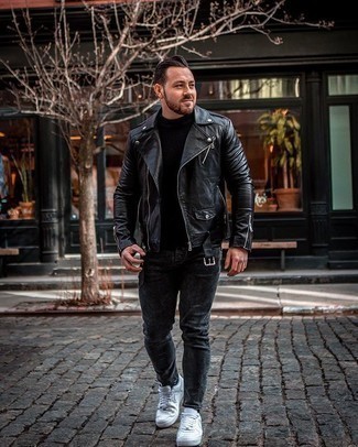 Как носить черную водолазку с белыми низкими кедами мужчине