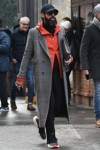 Какие ветровки носить с черной водолазкой мужчине