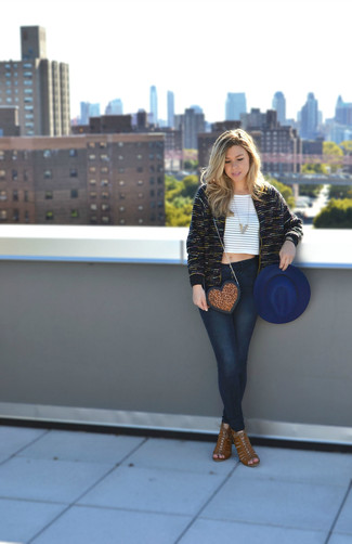 Какие укороченные топы носить с черным твидовым жакетом