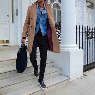 Как носить черный свитер с v-образным вырезом с черными джинсами мужчине