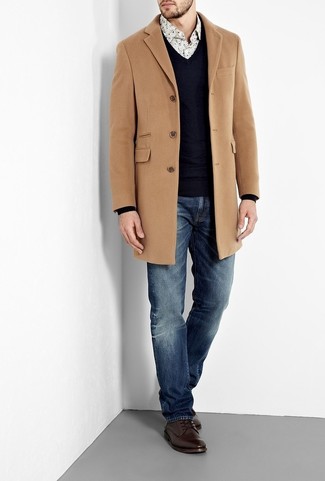 С чем носить черный свитер с v-образным вырезом мужчине