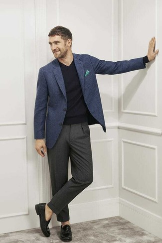 С чем носить черный свитер с v-образным вырезом мужчине