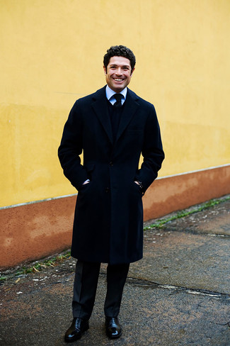 С чем носить черный свитер с v-образным вырезом мужчине