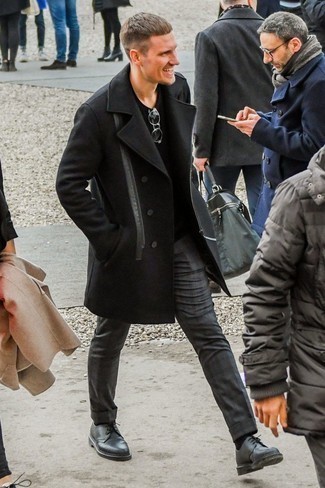 С чем носить черный свитер с v-образным вырезом мужчине