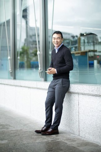 С чем носить черный свитер с v-образным вырезом мужчине