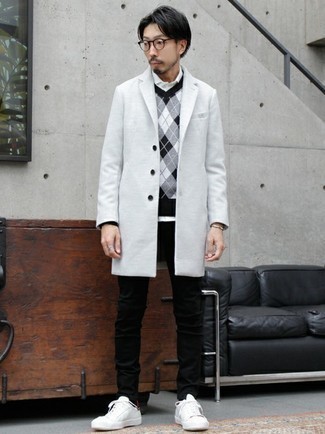 С чем носить черный свитер с v-образным вырезом мужчине