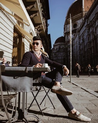 Как носить черный свитер с v-образным вырезом с темно-синими джинсами мужчине