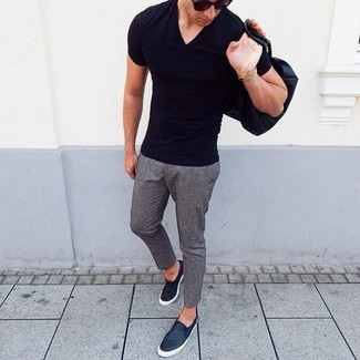 С чем носить черную футболку с v-образным вырезом мужчине