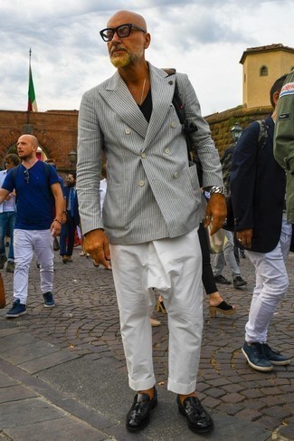 С чем носить черную футболку с v-образным вырезом мужчине